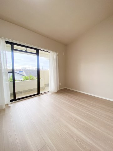 3階南側洋室♪6.3帖の広々した洋室で3階部分ということもあり陽の光はもちろん、眺望の良いお部屋になっております♪