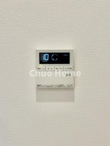 【給湯リモコン】外での一日を忘れさせてくれるオートバス機能でお好みの湯量・温度に調整された浴槽。