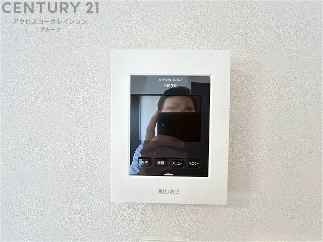 訪問者が来たときにテレビ画面で確認できるため、安心してドアを開けられます。録画機能があるものもあり、留守中に来訪者を記録しておくことができます。利便性が高く、セキュリティ面でも安心です。