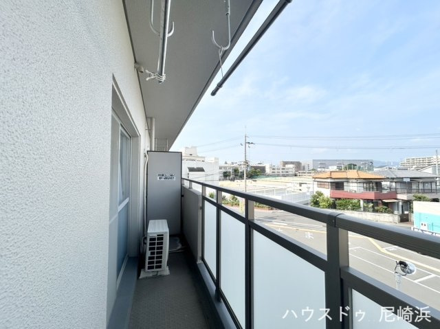 ■洋室2部屋（約5.1帖/約6帖）からバルコニーへ出られます！開放感があり眺望・日当たり・風通しが良い最上階♪他人の目を意識せずゆったりくつろげるのは最上階に住む人の特権！