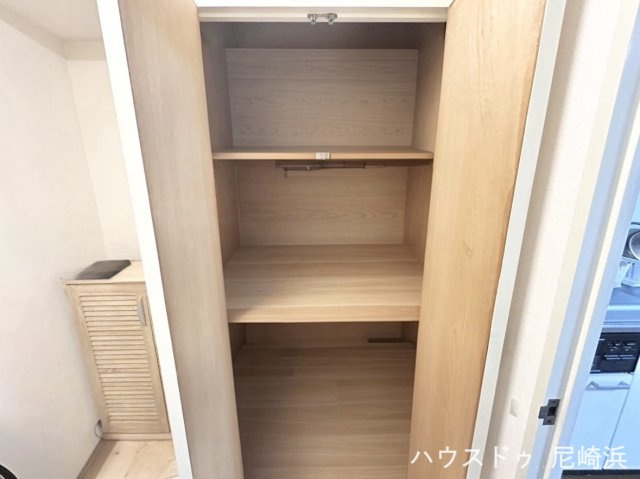 ■（シューズボックスと別で）玄関横にも仕切り棚付きの収納スペースがあり便利です♪