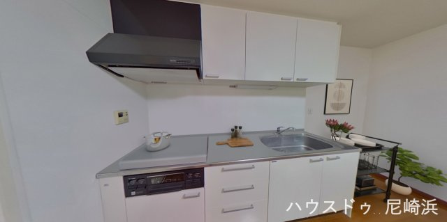 ■白を基調とした清潔感溢れる収納も兼ね備えたキッチンスペース。三口コンロとグリルでの同時調理で時短＆効率アップ♪料理～食事の導線もスムーズ♪（家具はイメージ写真になります）