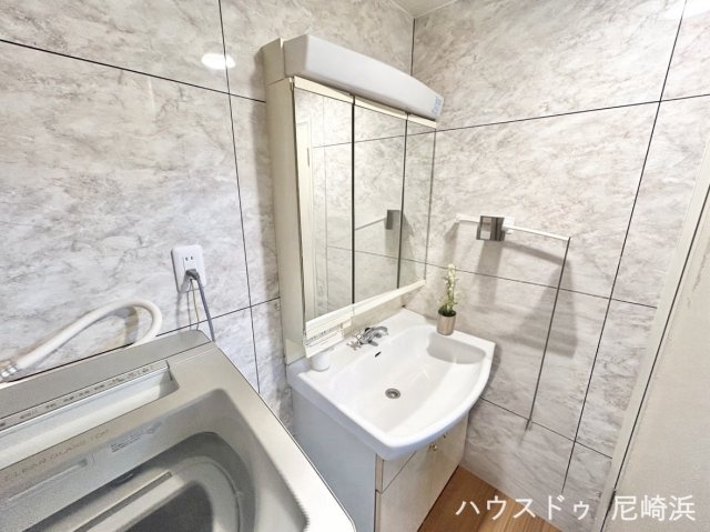 ■毎日の身支度を落ち着いて行え、収納も兼ね備えた独立洗面台♪大理石調のクロスがモダンな雰囲気に♪