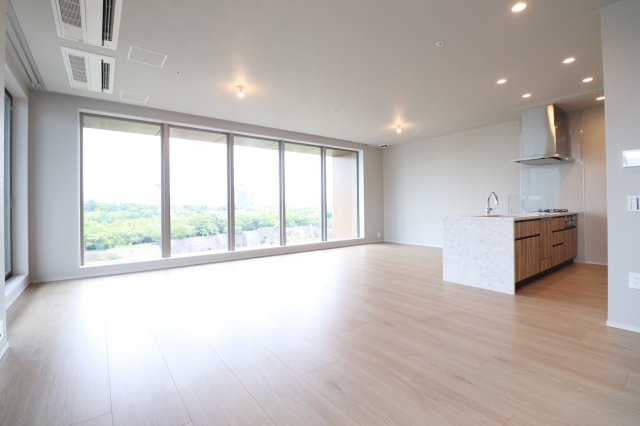 【リビングダイニング】大きな窓からたくさんの陽が差し込み、お部屋全体がとても明るく、暖かみある空間☆