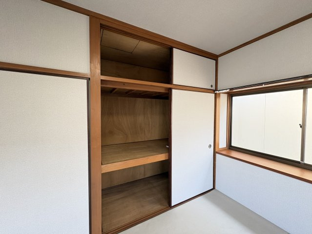 奥行きのある収納スペースで、布団や季節物の収納にも便利です。使い勝手の良い造りで整理整頓がしやすく、お部屋をすっきりと保てます。収納力がしっかり確保されているため、生活スペースを広く使えます。
