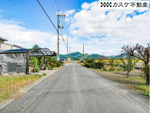 前面道路は4ｍ、前面に建物がなく日当たり風通しも良好です
