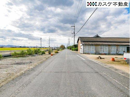 前面道路は4ｍ、前面に建物がなく日当たり風通しも良好です