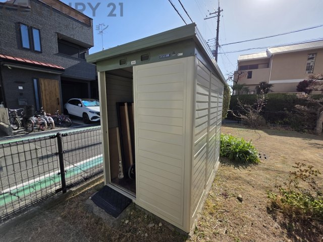 こちらの外倉庫が無料でつかえる物件となります。