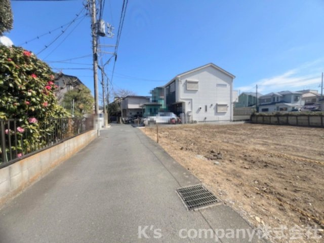 前面道路は交通量が少なく静かな印象です◇