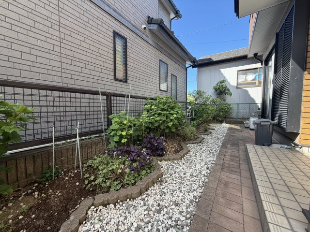 『どんなお庭に仕上げるか？』新生活に付いて回る楽しい悩みのひとつです。休日はしばらくガーデニングや庭いじりに勤しむ事になるかもしれません。ウッドデッキの新設等もご相談下さい。
