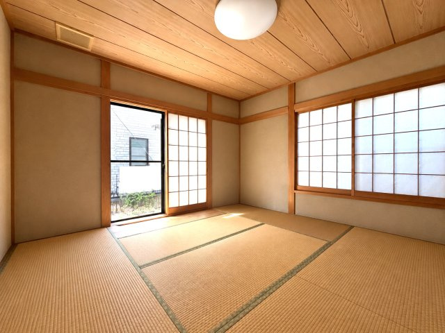 寛ぎの和空間や客間としての使い方は勿論、赤ちゃんや小さなお子様を遊ばせるスペースとしても重宝する和室は、多種多様な使い方が出来るので未だ廃れることのない日本の文化と言えますね。（CGで家具消し）