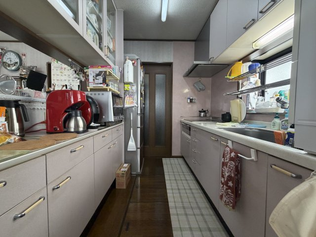 大型の冷蔵庫やレンジボードもしっかり置ける広々としたキッチンスペースが大事。ゆとりある空間で作業ができるとお料理の腕も日に日に上がりそうな気がしてきます。