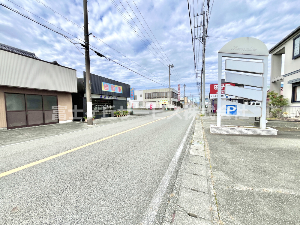 前面道路含む現地写真です