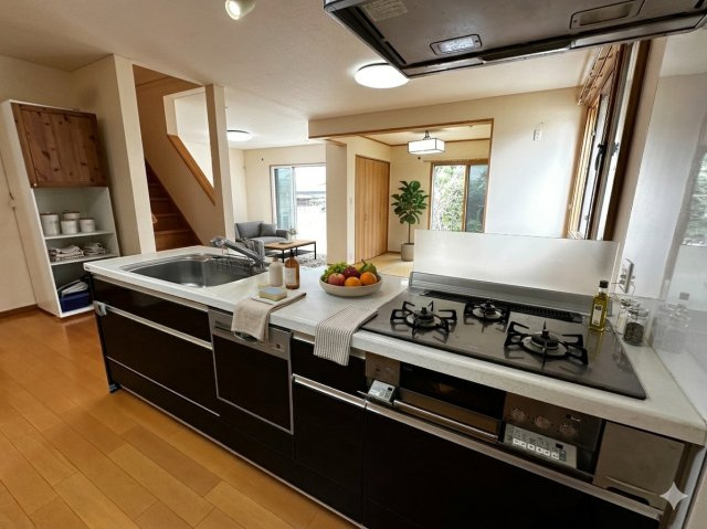 ご家族と一緒に料理を楽しめる広々としたキッチン。洗面所や浴室への行き来がしやすい間取りになっているため、毎日の家事の負担をグッと減らしてくれます。収納も多く、生活感を出さずに綺麗に保てます。