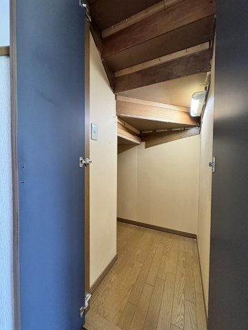 階段下収納も奥行きがあり広い。