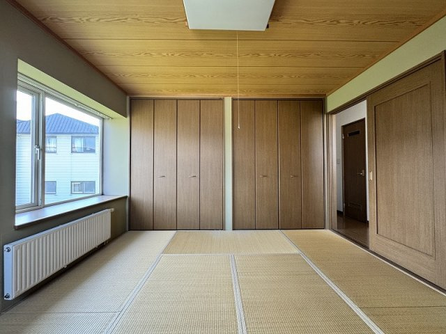 一面が収納となっております。
