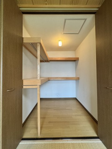 棚付きウォークインクローゼット。