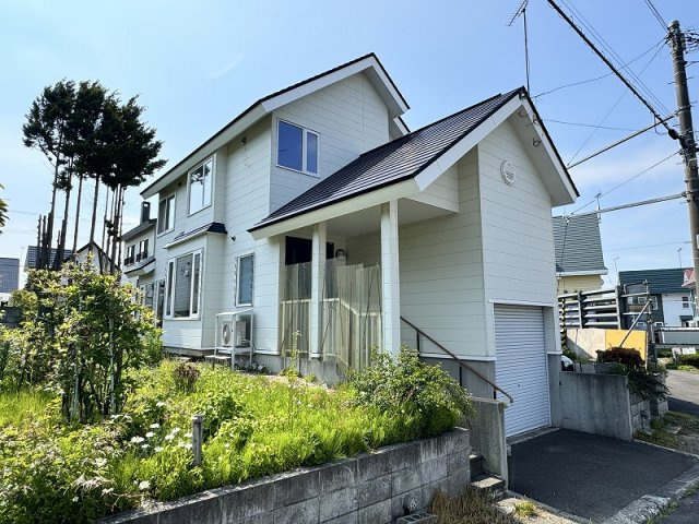 白い外観に三角屋根の建物です。