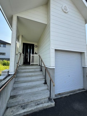 階段は緩やかで、手すり付き。