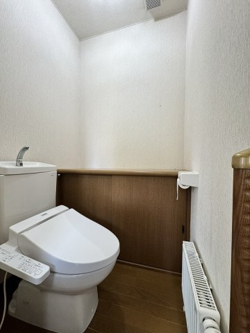 1階トイレ。暖房、棚、収納つき。
