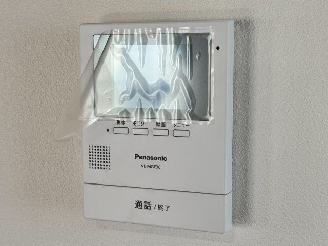 「見える安心」をカタチにしました。誰が来てもわかる様にモニター付きインターホンを設置。家事導線を考慮した個所に設置し、防犯性と利便性に優れ快適と安らぎを合わせた優しい設計。　
