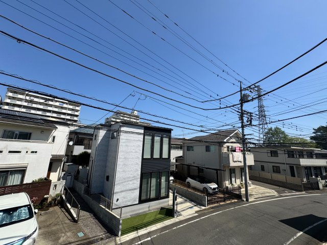 周囲に高い建物がなくのびやかな眺望が広がる心地よい住環境。窓を開ければ自然の風が通り抜け開放感ある暮らしを楽しめます。　