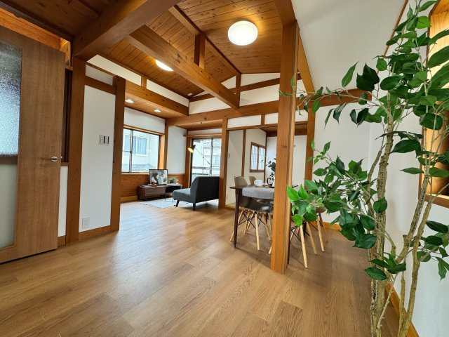 木の優しい質感が広がる洋室は柔らかな色合いが日常の疲れを癒し、眠る時間も過ごす時間も自然とリラックスできる、安心感のある一部屋です。　