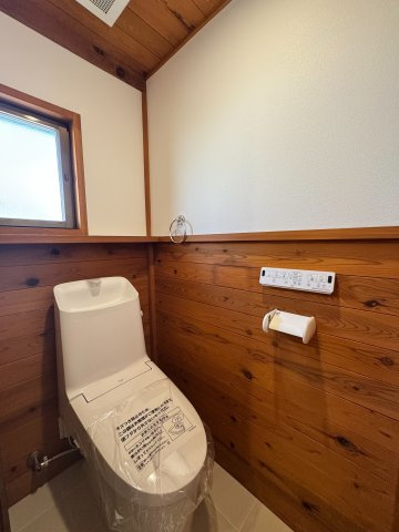 トイレは温水洗浄機能搭載なので、清潔に気持ち良くお使いいただけます！トイレットペーパーの節約にもなります！暖房便座で寒い日もあたたかです♪　