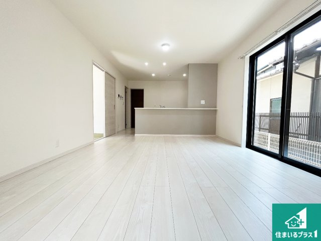 日当たり良好の明るいリビングで朝の目覚めもスッキリできそう！対面キッチンでご家族のコミュニケーションも自然と増える設計！小さなお子様が遊ぶスペースを作っても広々とくつろげるLDK！