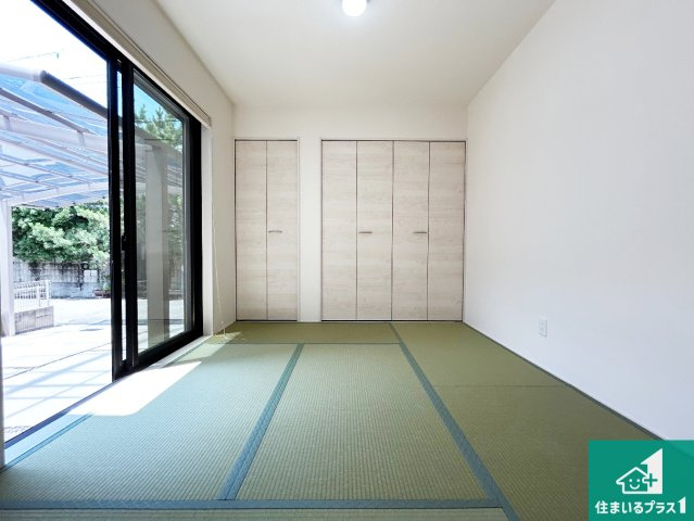 一室あると便利な和室は客間としてだけでなく、小さなお子様のプレイルームや食後のくつろぎスペースとしてもご利用いただけます。収納もついていますので大活躍間違いなし！