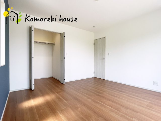 広くて明るい寝室