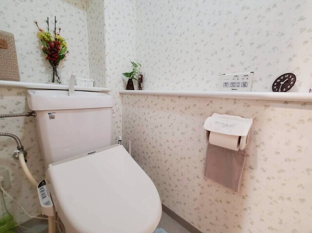 温水洗浄便座付き、快適な独立トイレ空間。