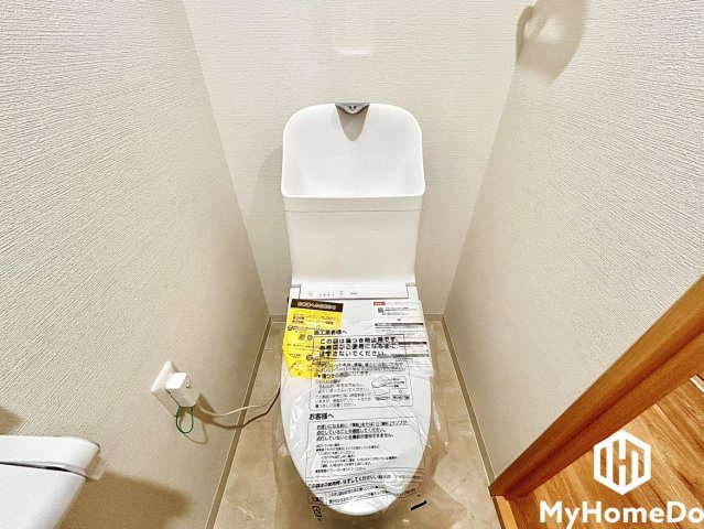 省スペースで節水効果も期待できる手洗い付きタンクを採用。温水洗浄便座（ウォシュレット等）も完備しており快適に使用できます。