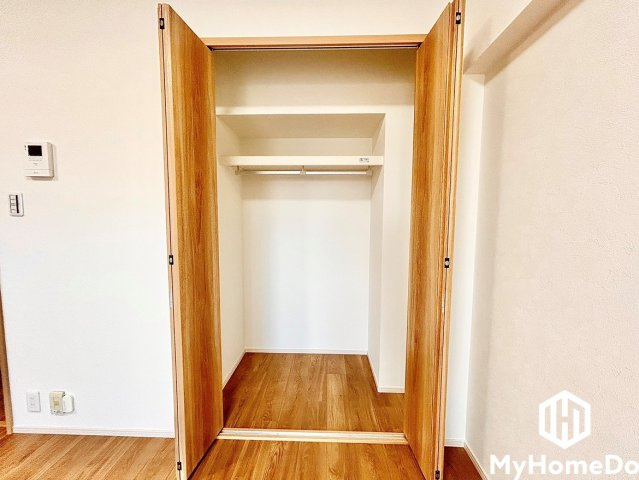 クローゼット扉が折れ戸になっており、開口部が広く開くため荷物の出し入れや整理整頓がスムーズに行えます。