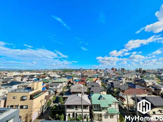 視界を遮る大きな建物がなく、どこまでも広がる青空と遠くの山並み・街並みを一望できる爽快な眺望です。