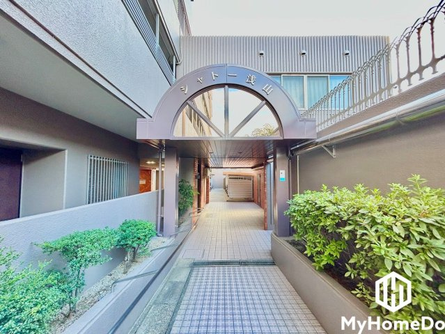 マンション名があしらわれた重厚感のあるアーチ型のキャノピー（屋根付きアーチ）が住まいのシンボルとなり、品格ある佇まいで居住者やゲストを迎えます。