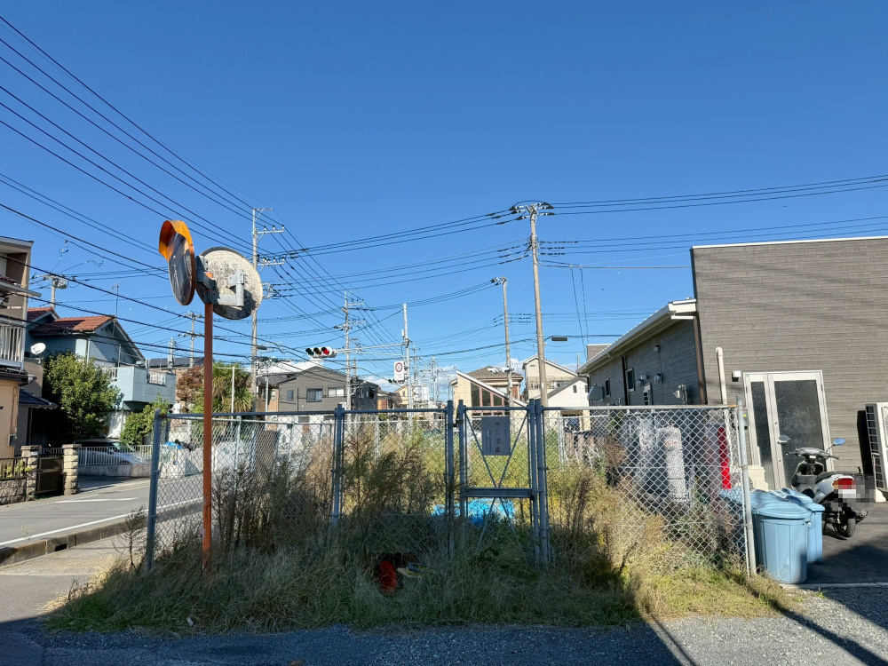 三方角地につき開放感があり、陽当たり・通風ともに良好。約41坪のゆとりある敷地でプランニングしやすい売地です。