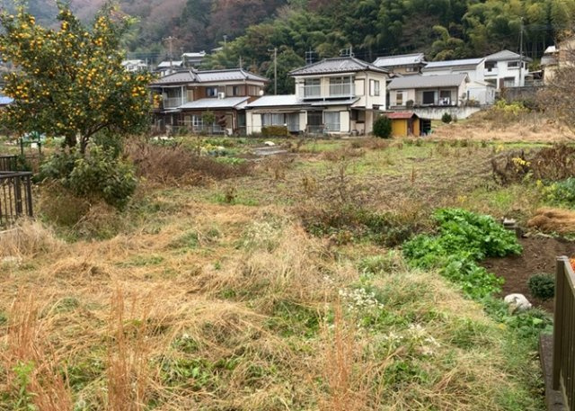 土地の形が極端に長細かったり、狭小地、あるいは道路との高低差がある傾斜地だった場合、後々売ろうとしても買い手がつかない場合もあります。後々、売却することになった時に価値の下がらない土地を選びましょう。