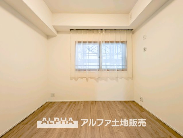 【bright　room】　◆明るさを感じる洋室◆やわらかな光が室内に広がり、日中も快適に過ごせる一室。プライベート空間として落ち着いた時間を過ごせます。