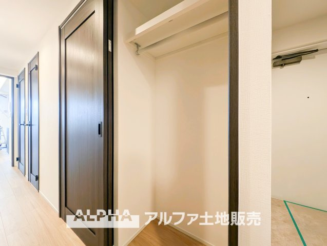 【closet】　◆クローゼット◆各居室のクロゼットは大好きな服、大事なバッグやアクセサリー、そして大切な思い出の品々。そんなものを傍らにそっと置いておきたい場所です。