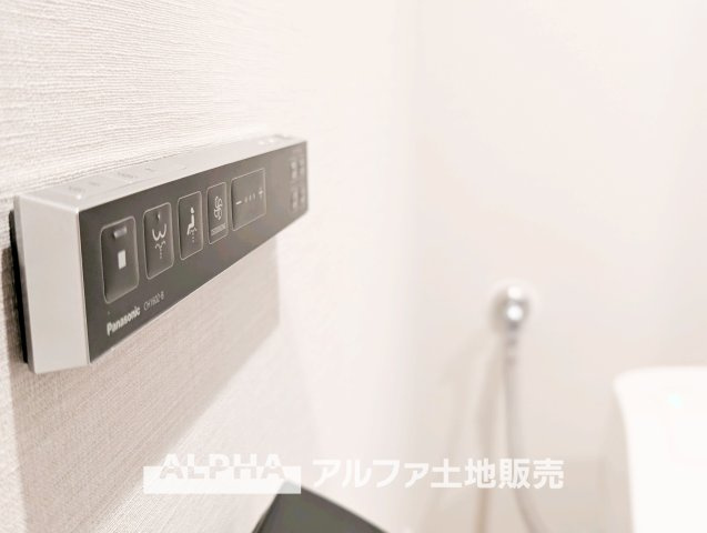 【Warm　water　flush　toilet】　◆温水洗浄便座付きトイレ◆お掃除も楽々。快適に過ごすためには今や欠かせない設備の一つです。壁掛けリモコンで使いやすくいつでも清潔に保てます。