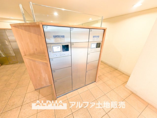 【Delivery　box】　◆宅配BOX◆留守がちな家庭の状況により宅配ボックスを設置した事で、急に届く宅配便に対応し電話や待つことも不要になり、いつでも気兼ねなく荷物が取り出せます。