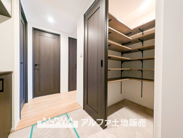 【Entrance　Design】　◆玄関◆出入りのたびに気持ちが整うような落ち着きある玄関空間。シンプルな構成で使いやすく、住まい全体の印象をやわらかく引き立てます。
