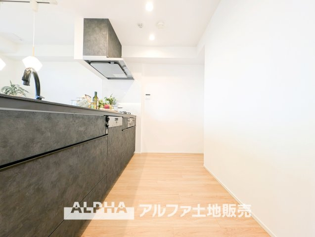 【Daily　Comfort】　◆毎日を整える空間◆使いやすさに配慮されたキッチンは、料理をする時間まで楽しく感じられる場所。暮らしのリズムに自然と馴染み、心地よい日常を演出します。