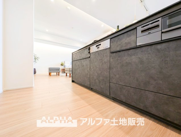 【Timeless　Kitchen】　◆暮らしの真ん中にある場所◆毎日の食事も、何気ない会話も自然と集まるキッチンスペース。空間に調和するデザインが、過ごす時間そのものを心地よく変えてくれる。　