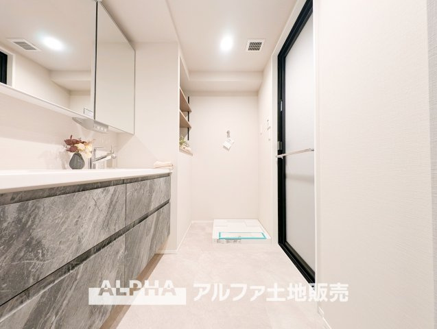 【Powder　room】　◆独立洗面台◆朝の身支度や帰宅後の手洗いも快適に行える独立洗面台。収納スペースも備えており、洗面用品をすっきり整理できる使い勝手の良い空間です。