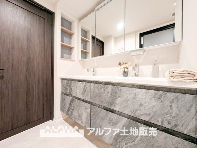 【Laundry　space】　◆ランドリースペース◆洗濯機置場を備えた使いやすいランドリースペース。浴室換気乾燥機付きで、天候を気にせず洗濯でき、毎日の家事もスムーズにこなせます。