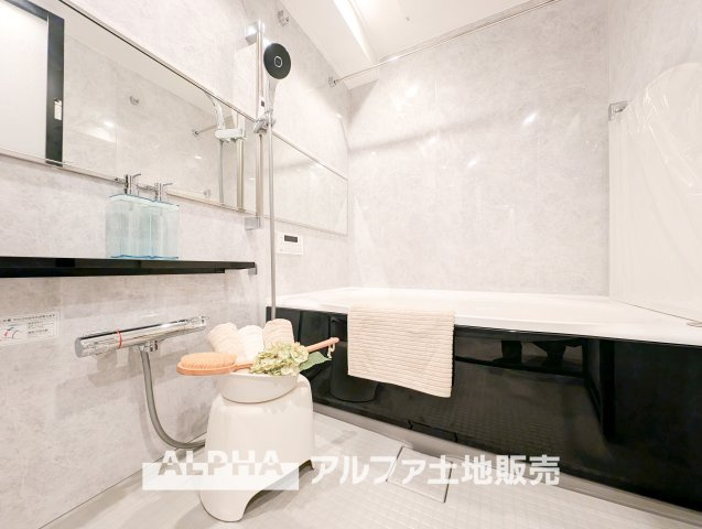 【Bath　room】　◆バスルーム◆一日の疲れをゆっくり癒せる落ち着いたバスルーム。浴室乾燥機付きで天候を気にせず洗濯でき、毎日の暮らしにも便利な空間です。