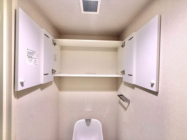 トイレ上部の吊戸棚