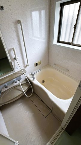 手すり付きで立ち座りも安心。窓から換気ができ湿気対策もスムーズ。